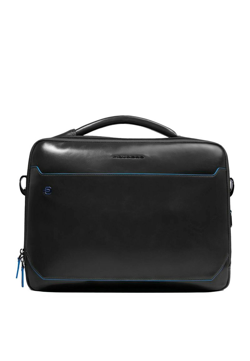 Portafolios de cuero negro con textura suave, con detalles en costuras azules, asa superior y cierre de cremallera. Logo frontal en relieve.