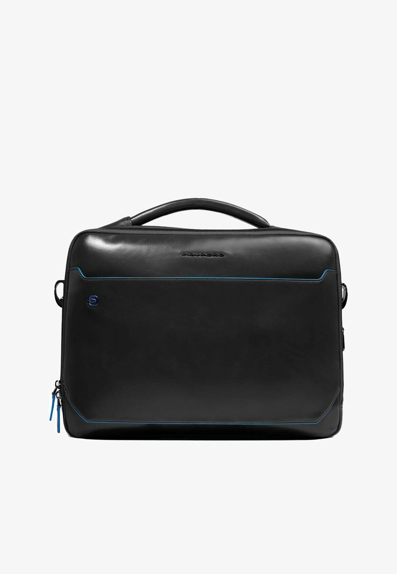 Portafolios de cuero negro con textura suave, con detalles en costuras azules, asa superior y cierre de cremallera. Logo frontal en relieve.