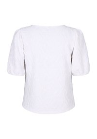 Blouse blanche avec un motif de feuilles texturé, encolure arrondie et manches bouffantes. Tissu léger avec un léger éclat et coupe décontractée.