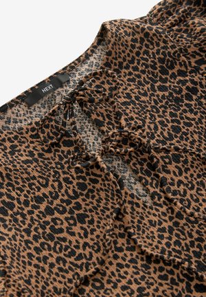 Rudų ir juodų leopardų rašto viršus, turintis tekstūruotą audinį, atsipalaidavusią iškirptę ir dekoratyvią raištelio detalę priekyje. Prekės ženklas "NEXT."
