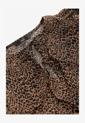 Top con stampa leopardata in marrone e nero, caratterizzato da un tessuto testurizzato, scollatura rilassata e dettaglio decorativo con fiocco nella parte frontale. Etichetta del marchio "NEXT."