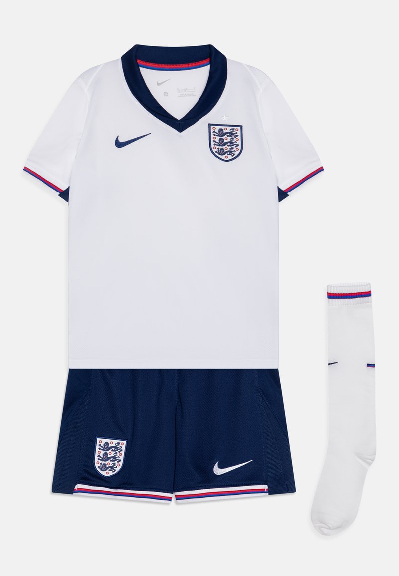 Weißes Kurzarmtrikot mit marineblauen Akzenten, versehen mit dem England-Wappen und einem Nike-Logo. Marineblaue Shorts und weiße Socken mit roten Streifen sind enthalten.