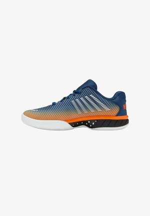Scarpa sportiva blu con una sfumatura arancione, tomaia testurizzata, suola bianca e dettagli neri. Presenta strisce dinamiche lungo i lati.