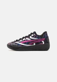 Basketball avec une semelle noire texturée, présentant un motif multicolore dans des tons de violet et de bleu, avec des accents et des lacets blancs.
