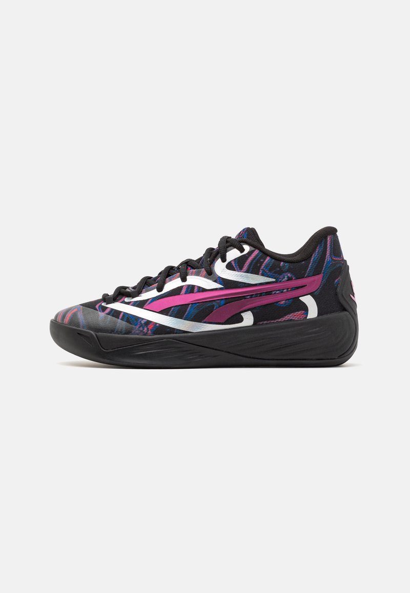 Basketball avec une semelle noire texturée, présentant un motif multicolore dans des tons de violet et de bleu, avec des accents et des lacets blancs.
