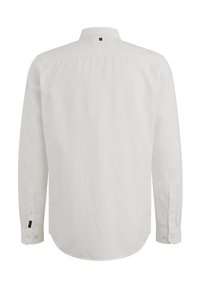 Camisa blanca de manga larga con cuello clásico, puños abotonados, dobladillo curvado y un pequeño detalle con el logo en el cuello trasero. Textura de tela suave.
