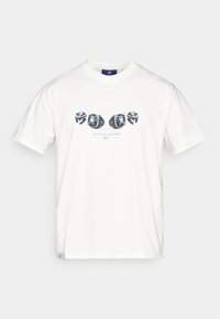 T-shirt de algodão branco com um design gráfico apresentando três dados pretos e azuis e o texto "HISTÓRIOS CRIADORES" centralizado abaixo.