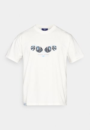 Camiseta de algodón blanca con un diseño gráfico que presenta tres dados en negro y azul y el texto "HISTORY MAKERS" centrado debajo.