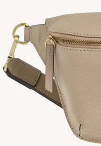 Banane en cuir beige avec une finition texturée, fermeture éclair dorée et sangle ajustable. Comprend du matériel en métal et une étiquette de marque discrète.