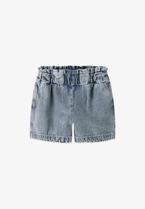 Pantaloni scurți din denim albastru deschis cu talie elastică cu volănașe și cusături decorative de-a lungul tivului inferior, prezentate pe fundal alb.