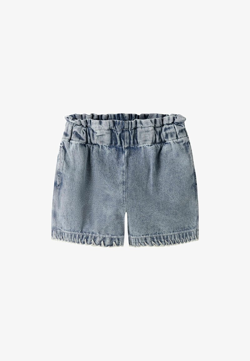 Short en denim bleu clair avec taille élastique froncée et couture décorative le long de l'ourlet inférieur, présenté sur fond blanc.