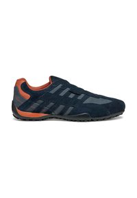 Scarpa sportiva in suede blu navy con dettagli grigi, dotata di suola in gomma e tacco arancione. Design snodato con pannelli in rete per una migliore ventilazione.