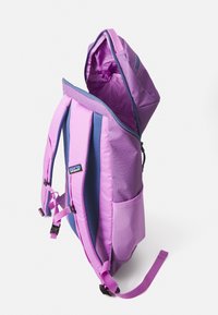 Paarse rugzak met een gemêleerde afwerking, heeft een capuchonontwerp en blauwe accenten. Inclusief verstelbare banden en een zijvak.