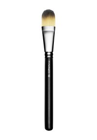 Pennello fondotinta a testa piatta con manico nero, ghiera argentata e setole morbide e dense. Combina funzionalità e design elegante.