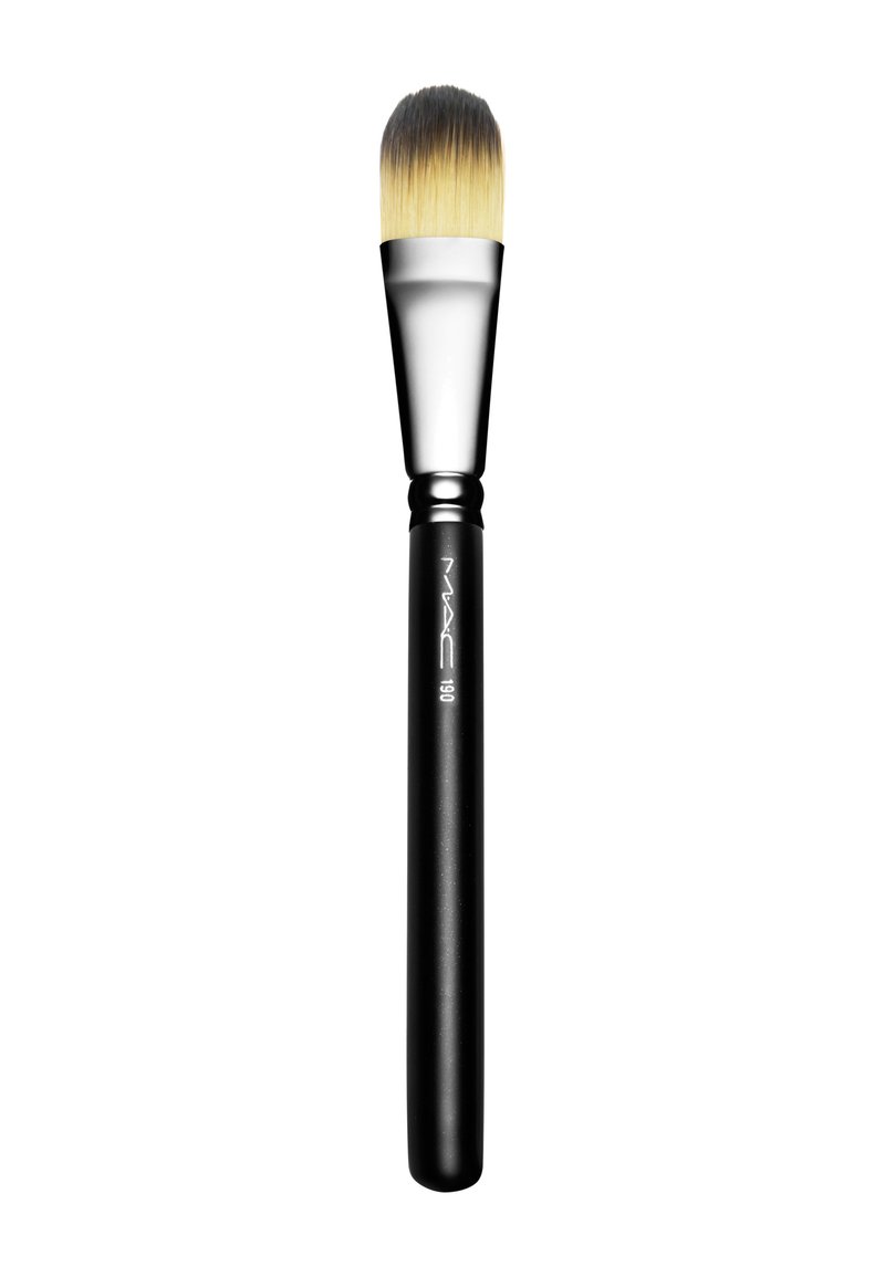 Pennello fondotinta a testa piatta con manico nero, ghiera argentata e setole morbide e dense. Combina funzionalità e design elegante.