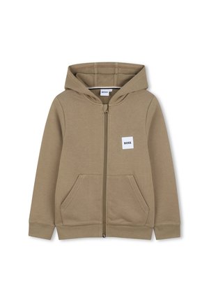 Beige zip-up hoodie met voorzakken, capuchon en een wit rechthoekig label met de tekst "BOSS" op de linkerborst.