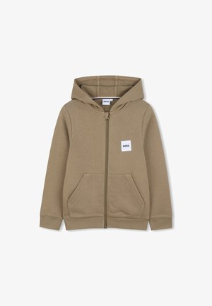 Beige hættejakke med lynlås, forlommer, hætte og hvidt rektangulært mærke med teksten "BOSS" på venstre bryst.