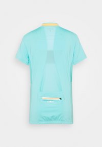 Camiseta atlética de manga corta en azul claro con espalda de malla, un bolsillo con cremallera y un acento naranja. Tejido suave y diseño de corte relajado.