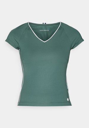 Tricou verde cu decolteu în V și mâneci scurte, având dublură albă pe guler și pe părțile laterale. Fabricat dintr-un material neted și elastic.