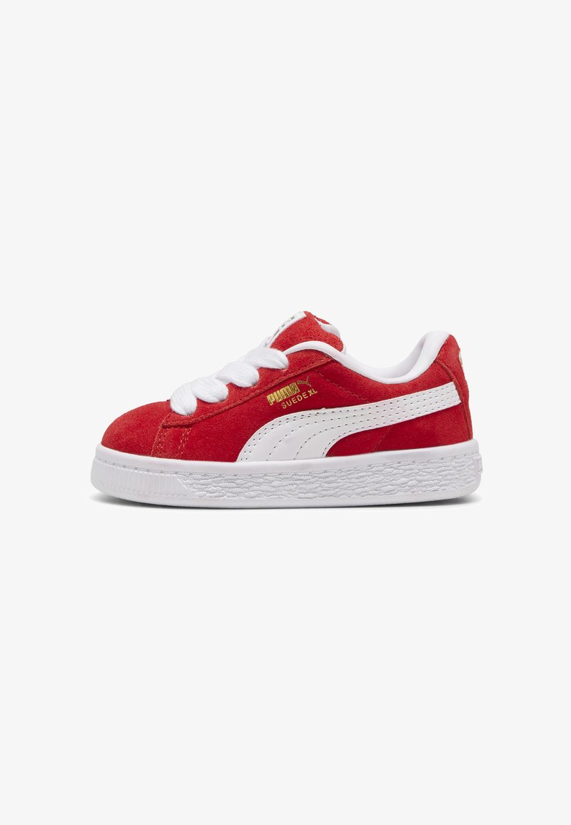 Baskets en suède rouge avec des accents blancs, lacets ronds et semelle en caoutchouc texturé. Présente un logo Puma et un design de bande latérale.