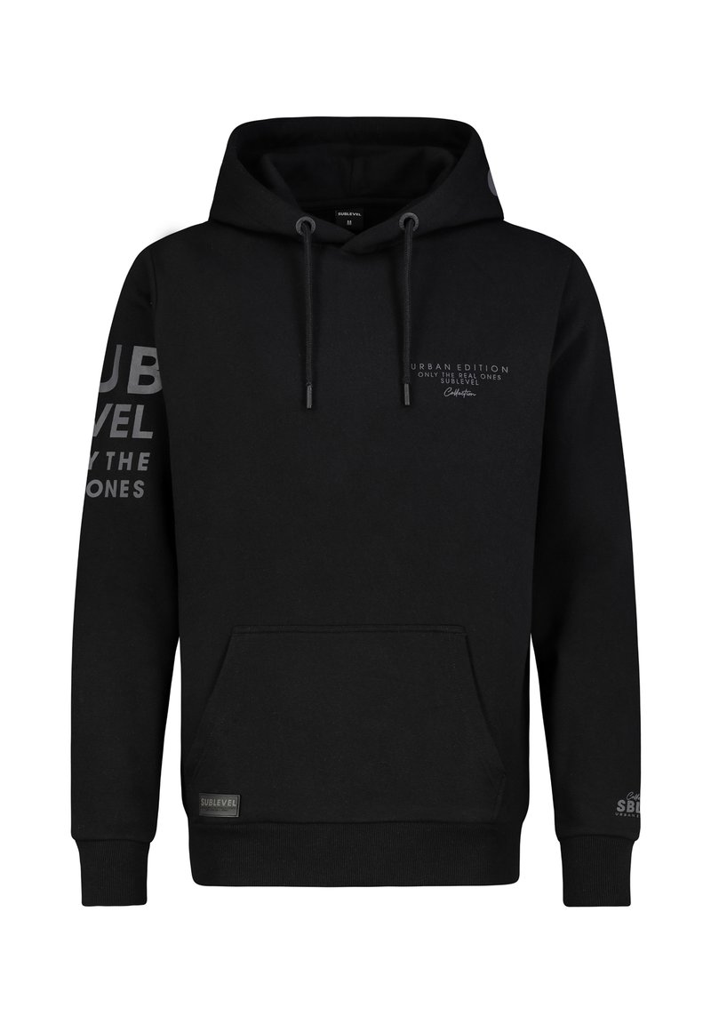 Zwarte hoodie van zachte stof, met een kangoeroezak, trekkoordkap en bedrukte tekst aan de voorkant en op de mouwen. Sublevel logo label aan de zoom.