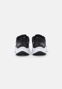 Nike Performance QUEST 4 - Zapatillas running asfalto - black/white/dark smoke grey
