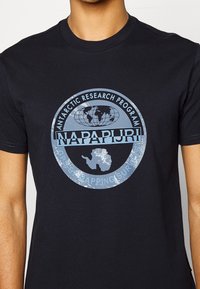 Napapijri Triko s potiskem - dark blue