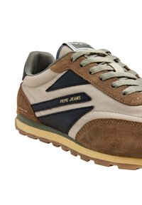 Καφέ και μπεζ αθλητικά παπούτσια Pepe Jeans με γκρι κορδόνια, καστόρι και δερμάτινα υλικά και λαστιχένια σόλα με σχέδιο πέλματος.