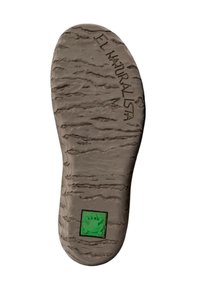 Suela de zapato de goma en marrón claro con estrías texturizadas. Presenta "EL NATURALISTA" grabado y un logo de rana verde en un cuadrado en la parte inferior.