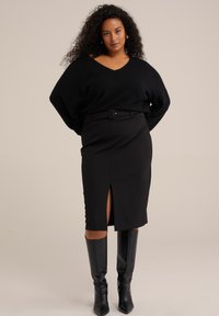 WE Fashion CURVE - Uska suknja - black