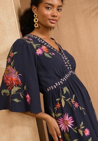 Love & Roses Kasdienė suknelė - navy floral