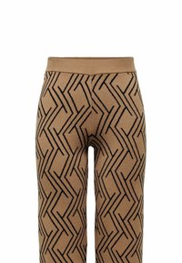 Pantaloni in maglia marrone con un motivo zigzag nero e vita elastica. Il tessuto sembra avere una trama spessa e strutturata.