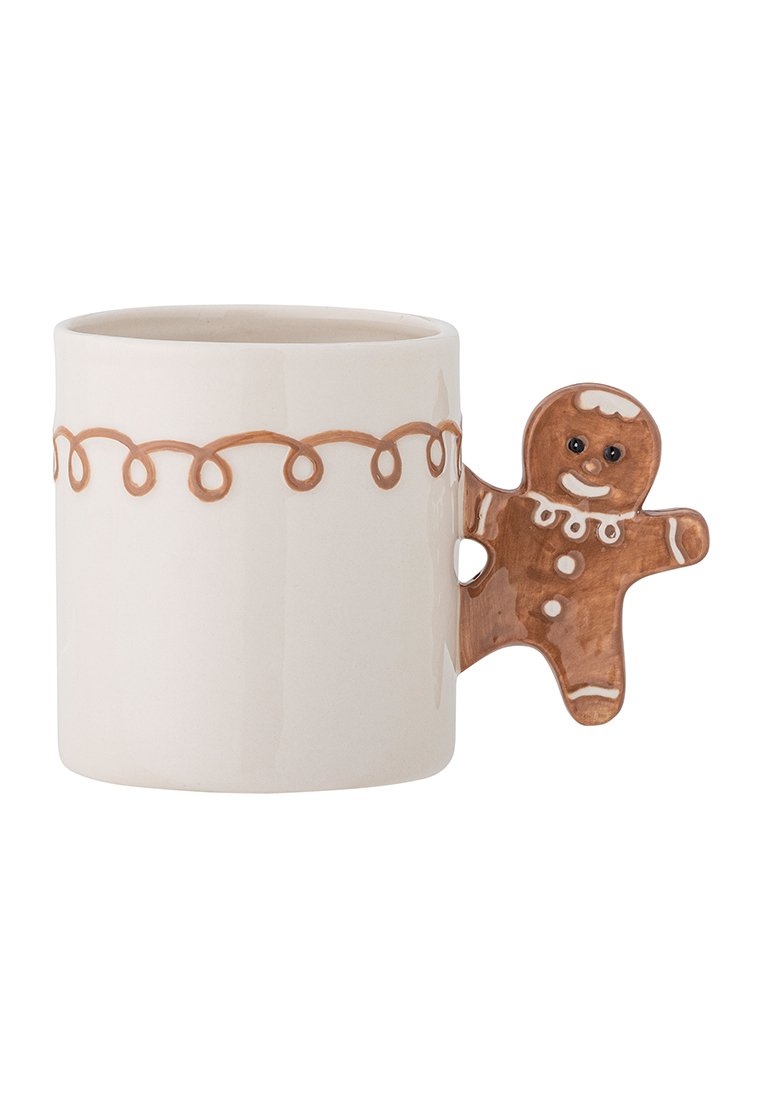 Keramiktasse in weiß mit einem braunen Wirbelmuster, die einen Lebkuchenmann als Griff hat, ein lächelndes Gesicht und dekorative Akzente.