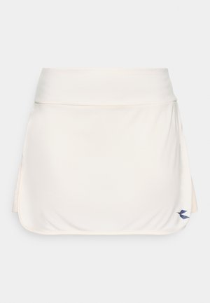 Fehér sport szoknya sima, rugalmas anyagból, magas derékkal és egy kis kék logóval az alsó jobb szegélyen.