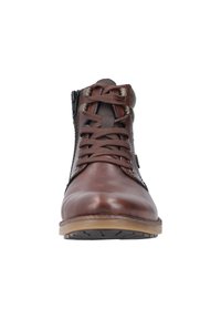 Bottines en cuir marron avec lacets et fermeture éclair latérale, dessus texturé, bout arrondi et semelle en caoutchouc. Possède des œillets en métal et des accents contrastants.