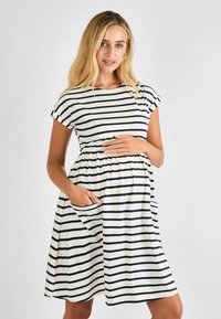 Gestreepte zwangerschapsjurk in crème en marineblauw, met een relaxte pasvorm, korte mouwen, geplooide taille en zijzakken. Gemaakt van zachte katoen.