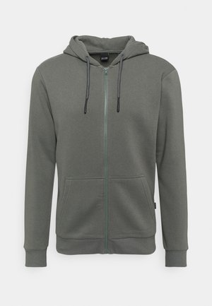 Sudadera con capucha y cremallera en verde oliva apagado, con bolsillos canguro en la parte delantera y capucha ajustable con cordón.