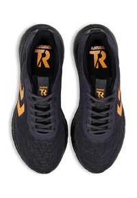 Czarne siatkowe trampki z pomarańczowymi akcentami, okrągłymi sznurowadłami i teksturowaną podeszwą. Posiadają logo na języku i boku w kontrastujących kolorach.