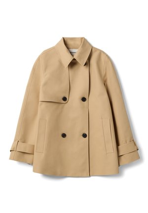 Abrigo trench beige de doble botonadura con cuello ancho, botones negros, bolsillos laterales y detalles de correas en las mangas, exhibido sobre fondo blanco.