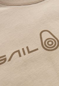 Sail Racing BOWMAN TEE - Triko s potiskem - dry sand