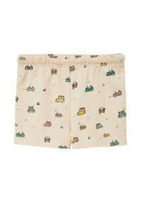 Beige shorts gemaakt van een zachte stof, met een herhalend patroon van kleurrijke auto's in groen, geel en rood, vergezeld van kleine grasaccenten.