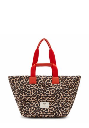 Leopardenmuster-Shopper mit gepolsterter Textur, hellroten Griffen und einem kleinen weißen Etikett auf der Vorderseite.