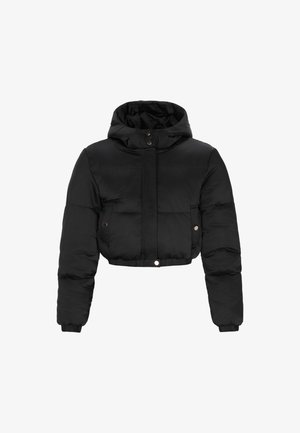 Veste doudoune noire courte avec capuche, dotée d'une fermeture éclair à l'avant, de boutons-pression et de poignets élastiques. Tissu lisse et texturé.