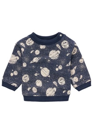 Marineblauer Kleinkinderpullover mit weißem Weltraum-Motiv, das Planeten, Monde, Sterne und einen kleinen Knopf in der Nähe des Halsausschnitts zeigt.