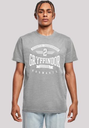 Grå bomull t-skjorte med et Quidditch motiv. Teksten inkluderer "Gryffindor Keeper 2" og "Hogwarts." Korte ermer, rund hals.