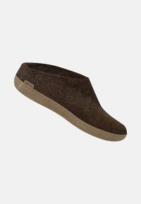 Chaussons en feutre marron avec une texture douce, dotés d'une semelle en caoutchouc beige et de coutures le long du bord, conçus pour un confort intérieur.