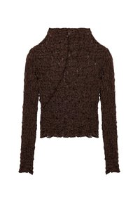 Top marrón de manga larga con una superficie texturizada y arrugada. Presenta un cuello alto y un corte ligeramente cropped, con dobladillo recto.