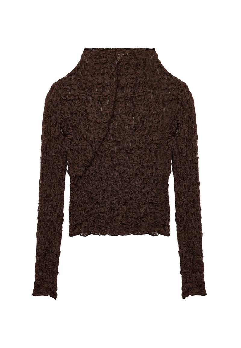 Top marrón de manga larga con una superficie texturizada y arrugada. Presenta un cuello alto y un corte ligeramente cropped, con dobladillo recto.