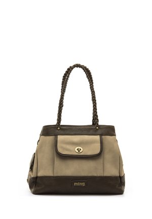 Bolso beige y marrón oscuro con asas trenzadas, bolsillo delantero con solapa y cierre de giro, y etiqueta de la marca "mtng" en la parte inferior frontal.