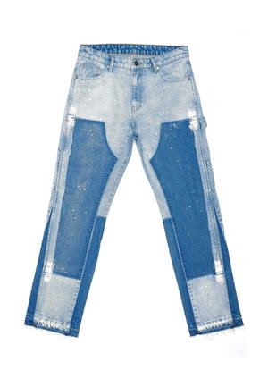 Jeans aus Denim mit einer Mischung aus hellen und dunklen blauen Patches, distressed Bereichen und ausgefransten Säumen, die verschiedene Texturen und Oberflächen zeigen.